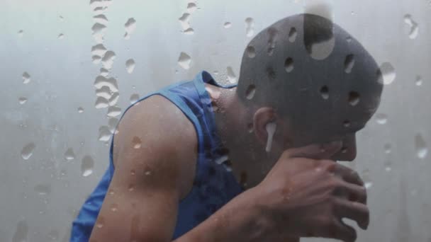 Animación Gotas Agua Que Gotean Sobre Atleta Masculino Que Descansa — Vídeo de stock