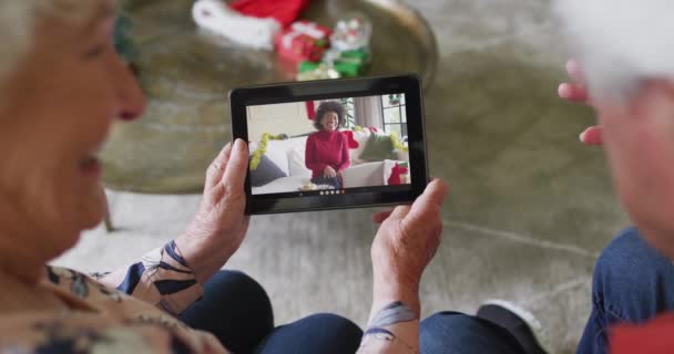 Lächelndes Älteres Kaukasisches Paar Das Ein Tablet Für Ein Weihnachts — Stockvideo