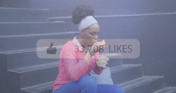 Animação Notificação Mídia Social Sobre Mulher Afro Americana Comendo Takeaway — Vídeo de Stock