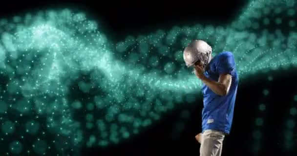 ボールを保持する男性アメリカのサッカー選手の上に輝く粒子のネットワークのアニメーション スポーツ競争技術の概念デジタルで生成されたビデオ — ストック動画