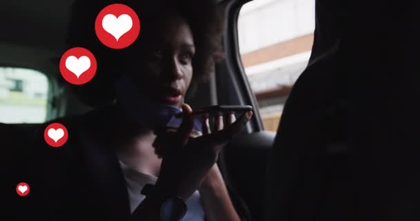 Анимация Икон Сердца Социальных Сетях Над Африканской Американкой Маске Использующей — стоковое видео