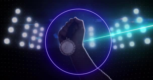 フラットライトスポーツ競技場で手にメダルを保持する紫色のネオンスキャナー処理データのアニメーション スポーツ競争技術の概念デジタルで生成されたビデオ — ストック動画
