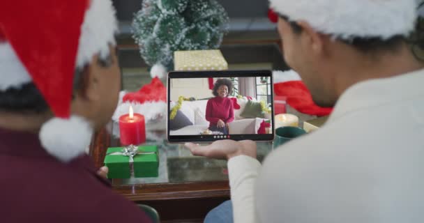 伯明翰的父亲和儿子挥挥手 用平板电脑在屏幕上与快乐的女人进行圣诞视频通话 圣诞节 节日和通信技术 — 图库视频影像