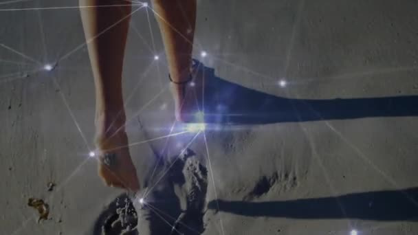 Animacja Świecącej Sieci Komunikacyjnej Nad Nogami Kobiety Spacerującej Piaszczystej Plaży — Wideo stockowe
