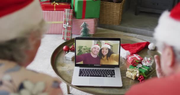 Starsza Kaukaska Para Kapeluszami Mikołaja Używająca Laptopa Świątecznej Rozmowy Wideo — Wideo stockowe