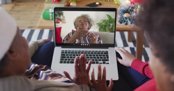 Madre Hija Afroamericanas Usando Portátil Para Videollamada Navidad Con Mujer — Vídeo de stock