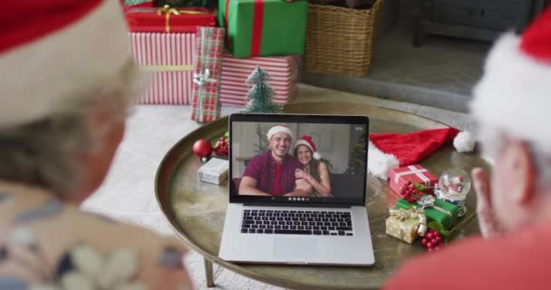 Senior Kaukasisch Paar Met Santa Hoeden Met Behulp Van Laptop — Stockvideo
