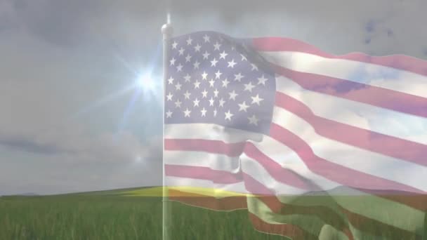 Amerikan Bayrağının Yeşil Alanda Dalgalanması Bulutlu Gökyüzünde Parlaması Vatanseverlik Bağımsızlık — Stok video