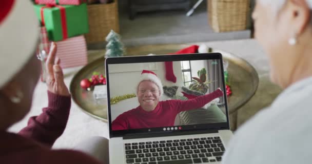 Diversos Seniores Amigos Sexo Feminino Acenando Usando Laptop Para Chamada — Vídeo de Stock