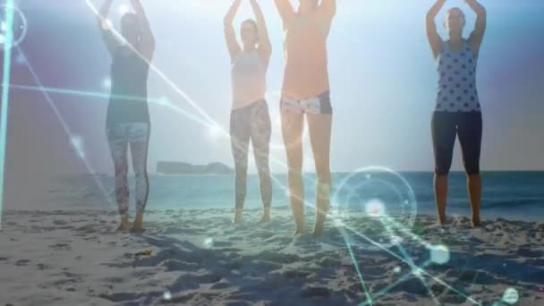 晴れたビーチでヨガをしている女性の友人の上に輝く通信ネットワークのアニメーション 地球規模の通信技術レジャーの時間旅行の概念デジタルで生成されたビデオ — ストック動画
