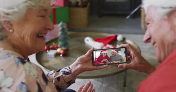 Lachen Senior Kaukasisch Paar Met Behulp Van Smartphone Voor Kerst — Stockvideo
