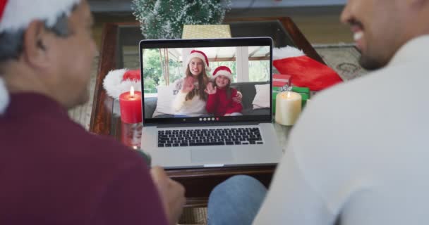 Χαμογελώντας Πατέρας Και Γιος Σημύδας Χρησιμοποιώντας Φορητό Υπολογιστή Για Χριστουγεννιάτικη — Αρχείο Βίντεο