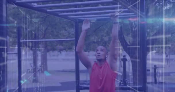 屋外のサルバーで運動する男性アスリートに対する光とデータ処理のアニメーション スポーツ 通信技術の概念 デジタルで生成されたビデオ — ストック動画