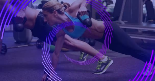 Spor Salonunda Egzersiz Yapan Kadın Erkek Üzerinde Dönen Mor Çizgilerin — Stok video