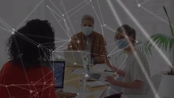 通过在办公室工作的戴口罩的具有创造力的男同事和女同事建立关系网 Covid大流行病概念期间的全球通信网络技术 — 图库视频影像