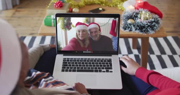 Mãe Filha Afro Americana Usando Laptop Para Chamada Vídeo Natal — Vídeo de Stock