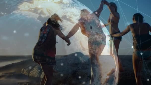 Animace Zářící Globální Sítě Nad Ženskými Přáteli Držícími Ruce Pláži — Stock video