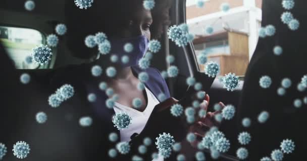 Анімація Коронавірусних Клітин Над Афроамериканською Жінкою Масці Обличчя Допомогою Смартфона — стокове відео