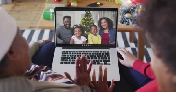 Madre Hija Afroamericanas Usando Portátil Para Videollamada Navidad Con Familia — Vídeo de stock