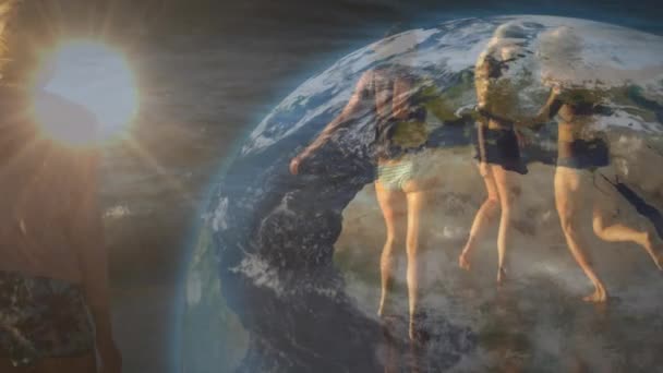 Animation Globe Tournant Sur Des Amies Marchant Sur Une Plage — Video