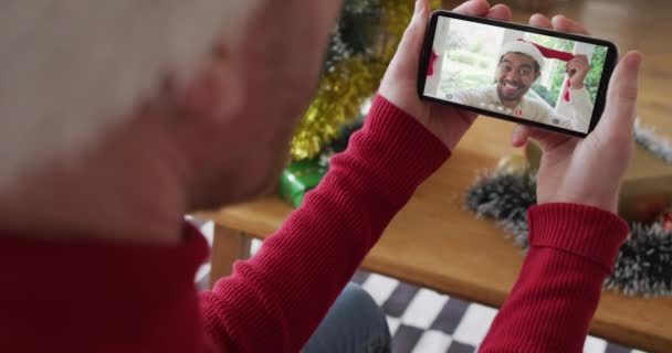 Καυκάσιος Άνδρας Καπέλο Santa Που Χρησιμοποιεί Smartphone Για Χριστουγεννιάτικη Βιντεοκλήση — Αρχείο Βίντεο