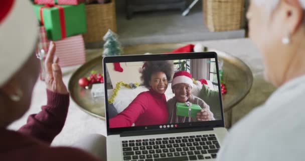 Diversas Amigas Mayores Saludando Utilizando Portátil Para Videollamada Navidad Con — Vídeos de Stock