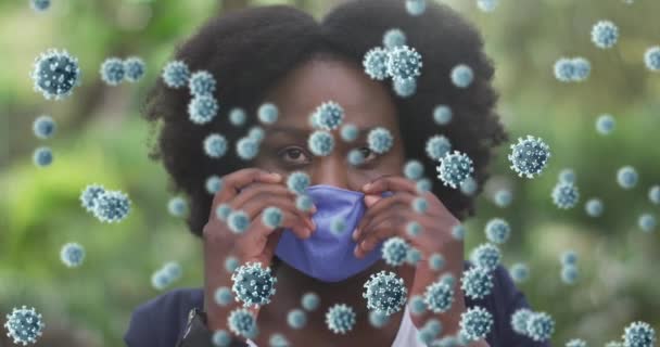 在公园里戴口罩的非洲裔美国妇女上的考拉韦细胞的动画 科维德流行病概念期间的保健和安全 — 图库视频影像