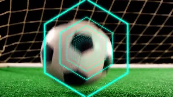 青い同心円状の六角形のアニメーションは ゴール前でバウンスサッカー以上のデータを処理します スポーツ競争技術の概念デジタルで生成されたビデオ — ストック動画