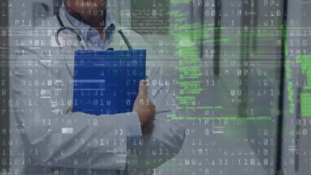 笑着男医生的二进制编码数据处理动画 全球医学 技术和数据处理概念 — 图库视频影像