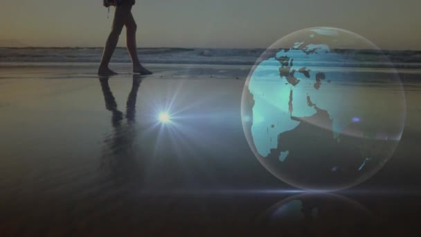 砂浜を歩く女性の上に輝くグローバルネットワークのアニメーション 地球規模の通信技術レジャーの時間旅行の概念デジタルで生成されたビデオ — ストック動画
