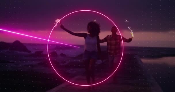ビーチで輝くカップルを祝う上でネオンスキャナー処理データのアニメーション 休日やお祝いやテクノロジーの概念デジタルで生成されたビデオ — ストック動画