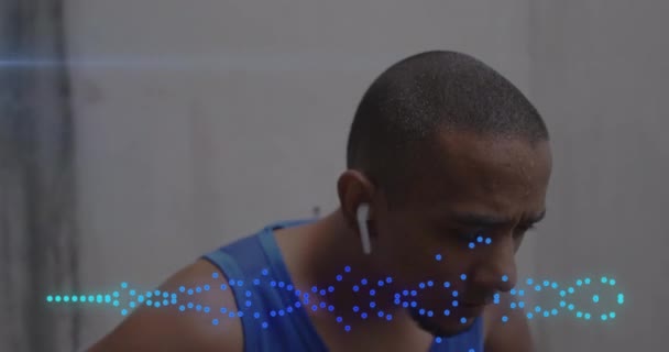 無線電話で屋外で運動する男性アスリートの上の青いオーディオピークメーターのアニメーション スポーツフィットネスと通信技術の概念デジタル生成されたビデオ — ストック動画