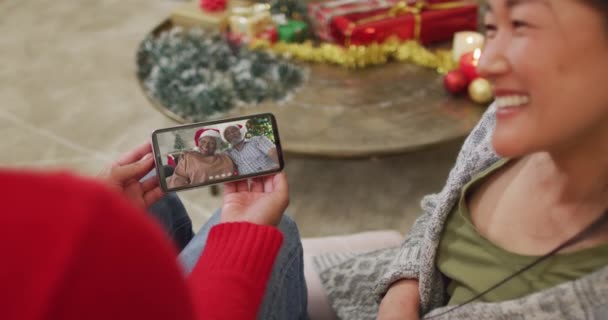 Sorrindo Casal Asiático Usando Smartphone Para Chamada Vídeo Natal Com — Vídeo de Stock