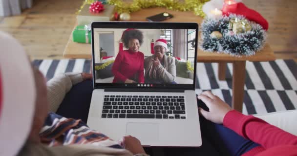 Madre Hija Afroamericanas Usando Portátil Para Videollamada Navidad Con Familia — Vídeos de Stock