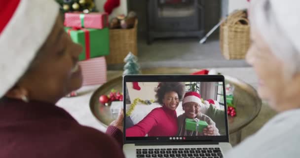 Sorrindo Diversas Amigas Seniores Usando Laptop Para Chamada Vídeo Natal — Vídeo de Stock