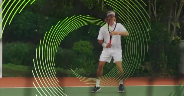 Анимация Спирали Зеленой Линии Вращающейся Вокруг Теннисиста Мужчины Бьющего Мячом — стоковое видео