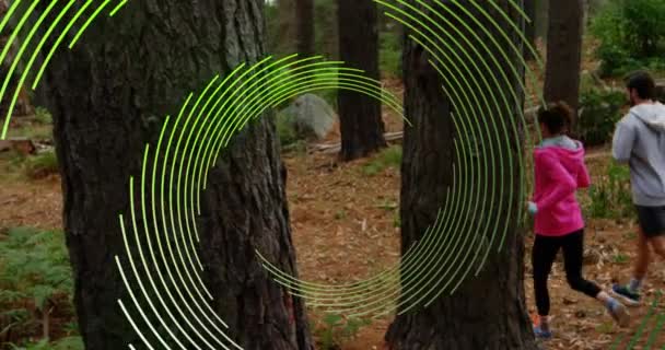 Animacja Spirali Zielonej Linii Obracającej Się Nad Kobietą Mężczyzną Biegającymi — Wideo stockowe