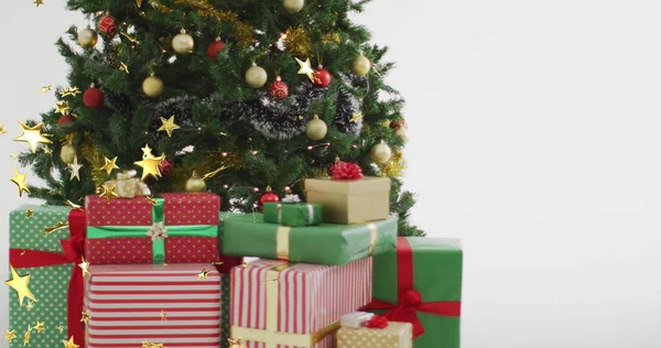 クリスマスツリーの上に落ちるクリスマススターのイメージ クリスマス お祝いのコンセプトをデジタルで — ストック写真