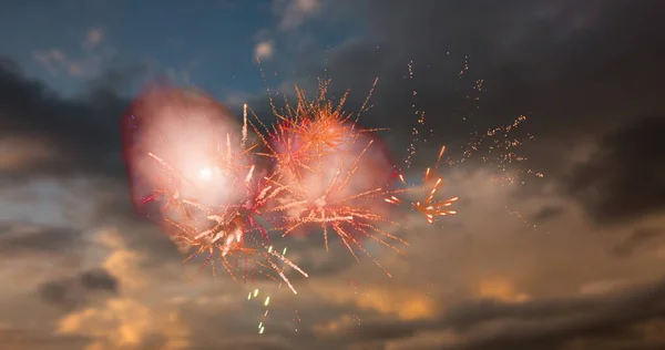 Digitales Bild Von Rotem Feuerwerk Das Bei Sonnenuntergang Mit Wolken — Stockfoto