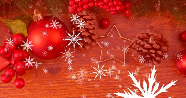 Изображение Снега Падающего Рождественские Украшения Столе Рождество Зима Традиции Концепция — стоковое фото