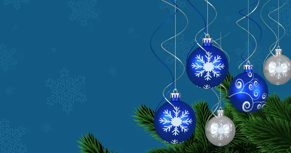Bild Julgranskulor Över Snö Faller Jul Vinter Tradition Och Firande — Stockfoto