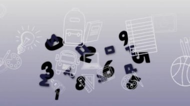 Siyah sayılar ve harflerin değişmesi ve okul eşyalarının gri arka planda taşınması. okul, eğitim, öğrenme ve teknoloji konsepti dijital olarak oluşturulmuş video.