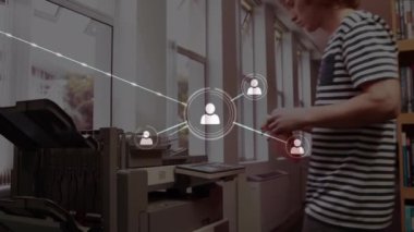 Kopyalama makinesi kullanarak erkek öğrenci üzerinden bağlantı ağının animasyonu. küresel eğitim, eğitim ve bağlantılar dijital olarak oluşturulmuş video konsepti.