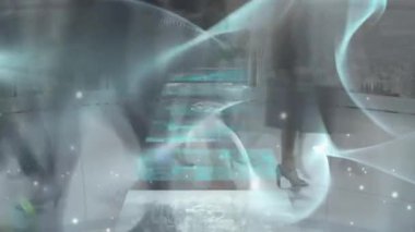 Hızlı hareket eden yayaların üzerindeki ekranlarda veri işleme animasyonu. küresel iş, veri işleme ve dijital arayüz kavramı dijital olarak oluşturulmuş video.