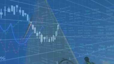 Rüzgar türbinindeki finansal veri işleme ve mühendisliğinin animasyonu. küresel iklim değişikliği, sürdürülebilirlik ve rüzgar enerjisi konsepti dijital olarak oluşturulmuş video.