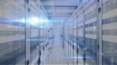 Bilgisayar sunucuları üzerinden veri işleme animasyonu. küresel teknoloji, bağlantılar ve veri işleme kavramı dijital olarak oluşturulmuş video.