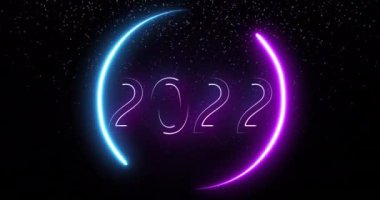 Siyah arkaplan üzerine neon 2022 metnin animasyonu. Sosyal medya ve iletişim arayüzü kavramı dijital olarak oluşturulmuş video.