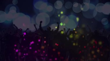 Beyaz spot ışıklarıyla dans eden kalabalığın üzerine renkli ışık yansımalarının canlandırması. kutlama, parti, müzik ve olay konsepti dijital olarak oluşturulmuş video.