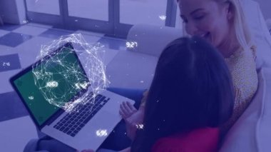 Bilgisayarla gülümseyen beyaz anne ve kızının veri işleme animasyonu. küresel iş, bağlantılar ve dijital arayüz konsepti dijital olarak oluşturulmuş video.
