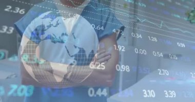 Gülümseyen erkek doktorun veri işleme ve istatistiklerinin animasyonu. tıp, dijital arayüz ve veri işleme kavramı dijital olarak oluşturulmuş video.